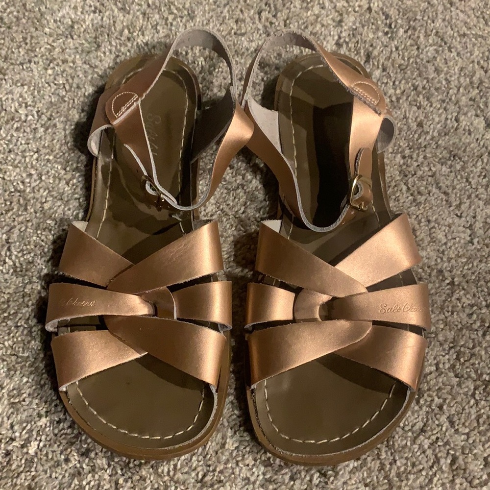 Saltwater Sandals Rose Gold, Big Kid 7 (W9)